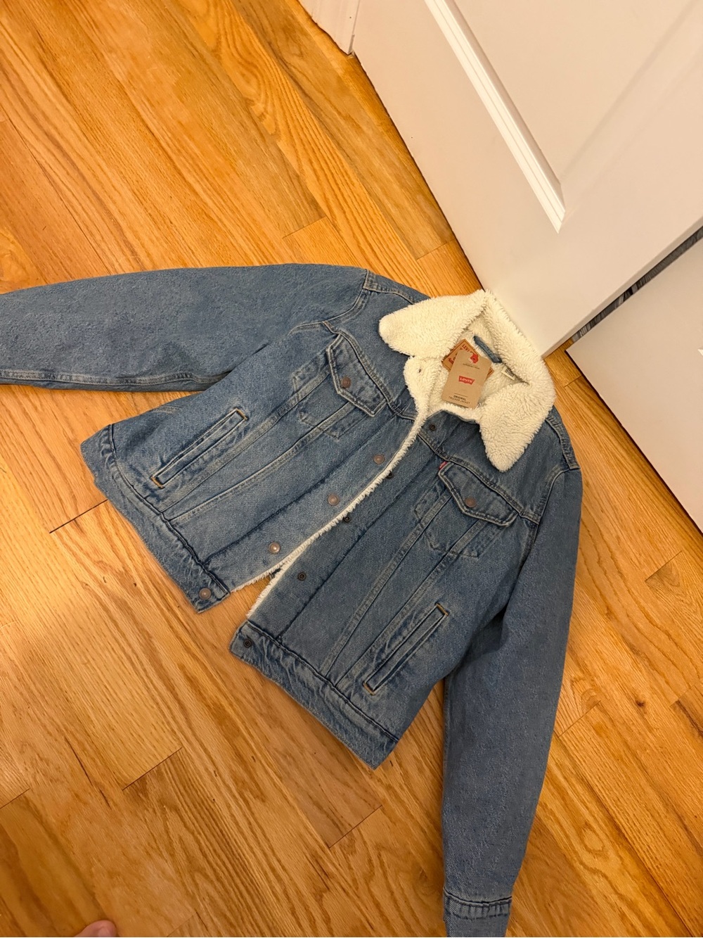 NWT Levi's Original Trucker Denim Sherpa-Lined Jacket with Cream Collar